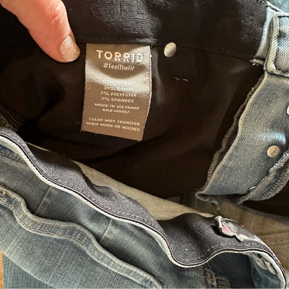 Torrid Lightly Distressed Bombshell Skinny Jeans size 20r - Picture 5 of 9